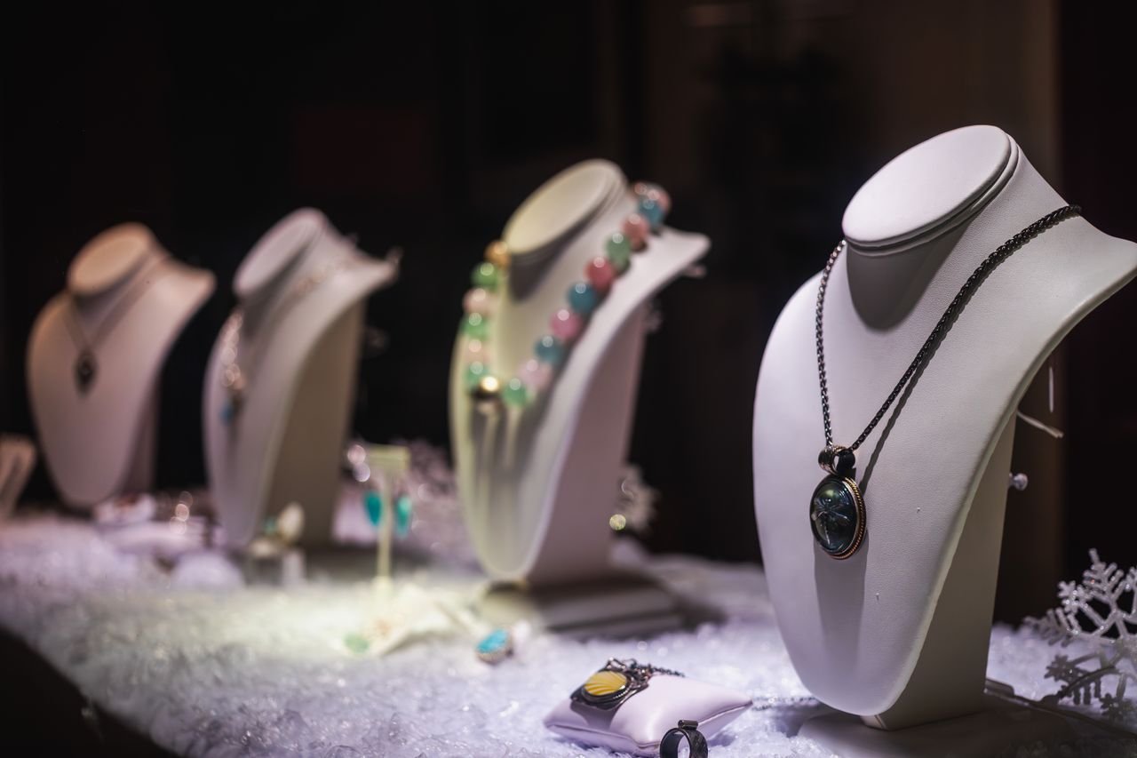 Mastering the First Impression: Your intriguing post title goes here A refined display of luxurious necklaces on mannequins in a jewelry store.